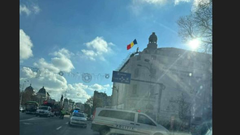 „Stegarul dac” s-a urcat pe cladirea Universitatii din Bucuresti in semn de protest. Negociatorii l-au convins sa coboare dupa sase ore Imagine