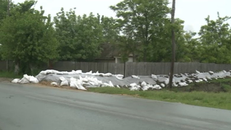 Stiu ca urmeaza inundatii, dar nu le pasa. Localnicii au privit de la carciuma cum se ridica diguri de protectie Imagine