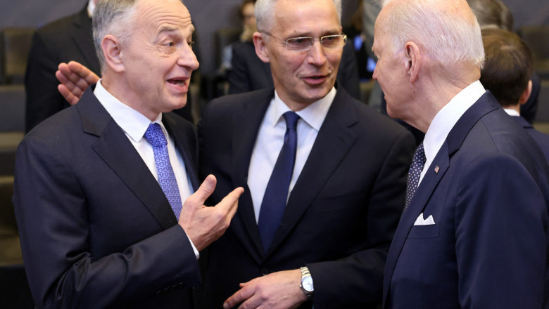 Stoltenberg l-a decorat pe Mircea Geoana pentru activitatea „exceptionala” de la NATO Imagine