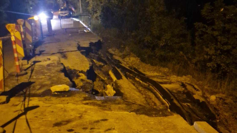 Strada afectata de o alunecare de teren in Cluj-Napoca Imagine