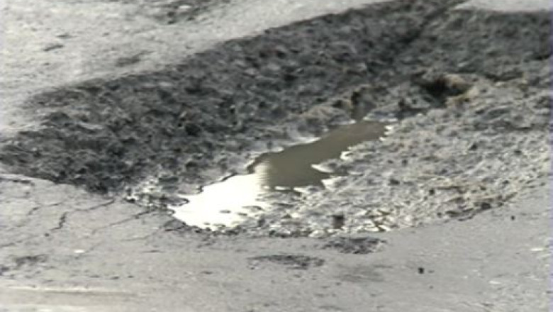 Strada asfaltata cu 1 milion de lei. Gropile au aparut la cateva zile dupa topirea zapezii Imagine