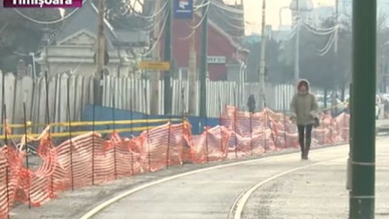 Strada Stefan cel Mare, inca in santier. Pietonii circula pe liniile de tramvai, in lipsa trotuarelor Imagine