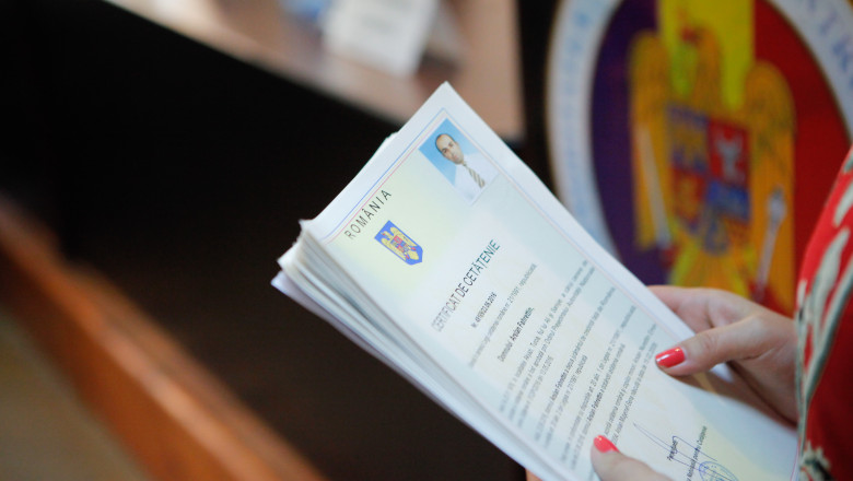 Strainii casatoriti de 10 ani cu romani ar putea primi cetatenie romana, chiar daca nu locuiesc in tara. Proiectul merge la promulgare Imagine