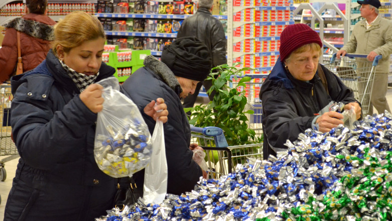 Strategiile magazinelor pentru a-i face pe romani sa cumpere mai mult Imagine