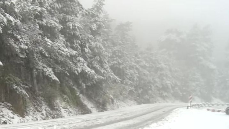 Stratul de zapada din Poiana Brasov masoara 10 centimetri Imagine