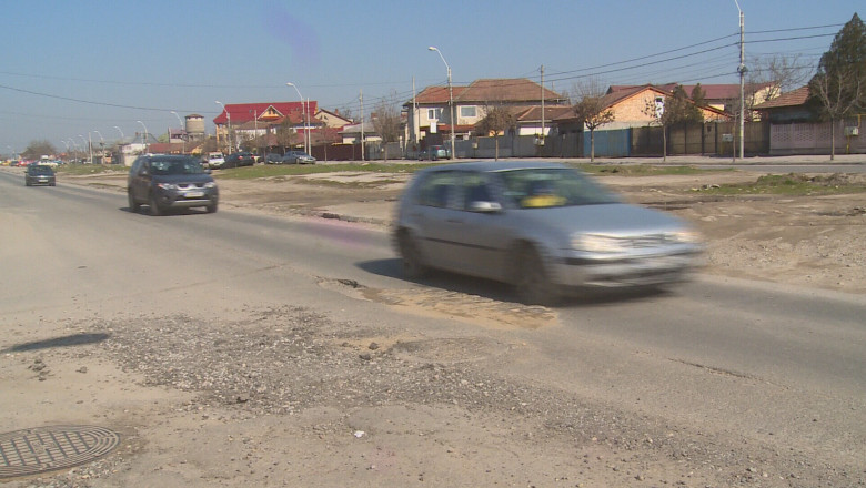 Strazi ca dupa bombardament, in Craiova. Soferii fac slalom printre gropile aparute in asfalt Imagine