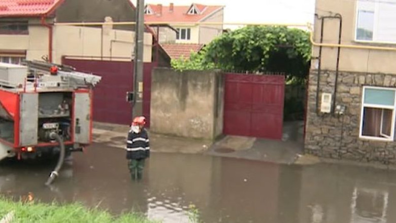 Strazi inundate, in urma ploilor abundente, in Caransebes. Hidrologii si meteorologii, in alerta Imagine