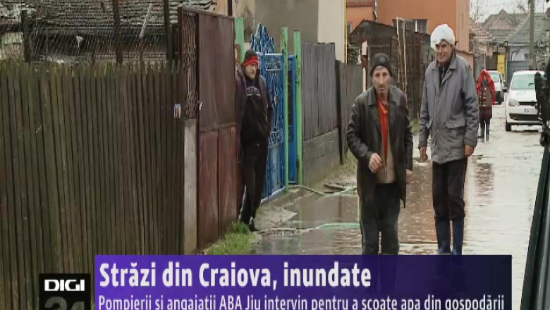 Strazi inundate la periferia Craiovei. In judet, pompierii si angajatii ABA Jiu intervin pentru a scoate apa din gospodarii Imagine