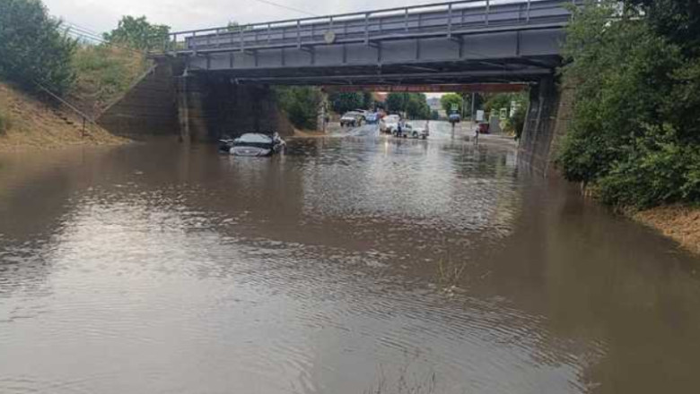 Strazi inundate si circulatie blocata in Fagaras. Un copac s-a prabusit peste o masina aflata in mers Imagine