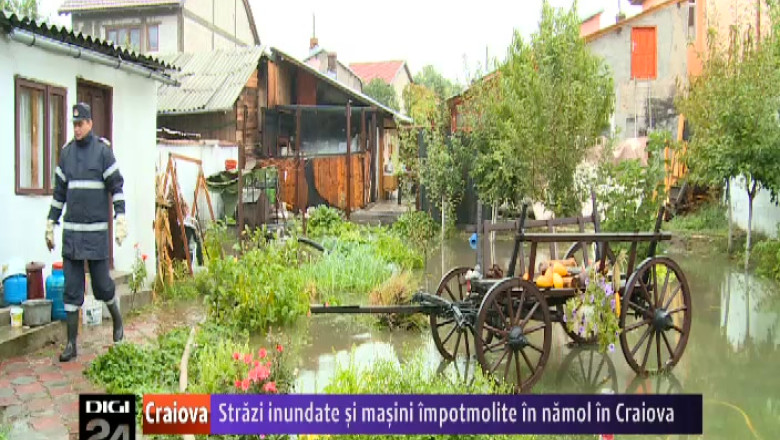 Strazi inundate si masini impotmolite in namol in Craiova Imagine