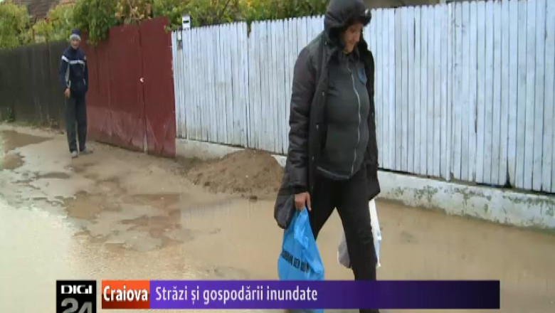 Strazi si gospodarii inundate in Craiova   Imagine