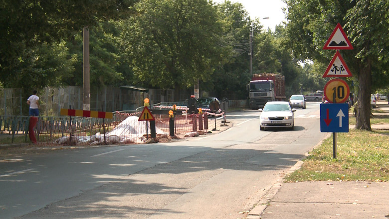 Strazile se surpa, autoritatile ridica din umeri. Un bloc din oras este in pericol din cauza unei surpari Imagine