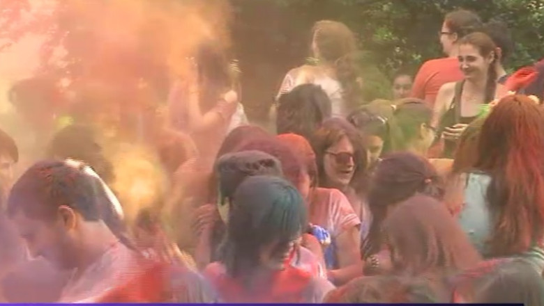 Street Delivery la Iasi. Tinerii s-au batut cu vopsea: "Cea mai faina metoda de a te elibera de toti dracii" Imagine