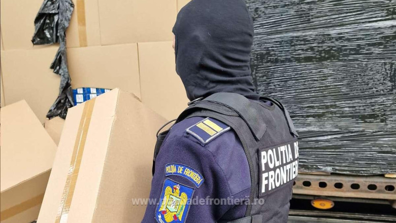 Strigate de ajutor dintr-un TIR in care erau ascunsi zeci de migranti, in apropiere de vama Nadlac Imagine