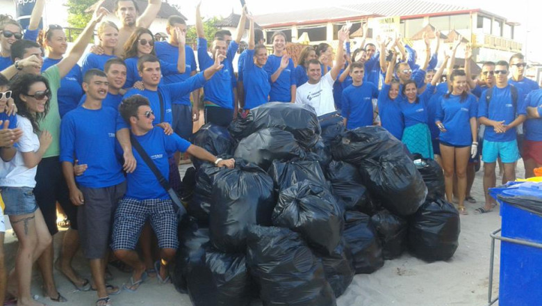 Studenti din Timisoara, la curatarea plajelor de pe litoralul romanesc Imagine