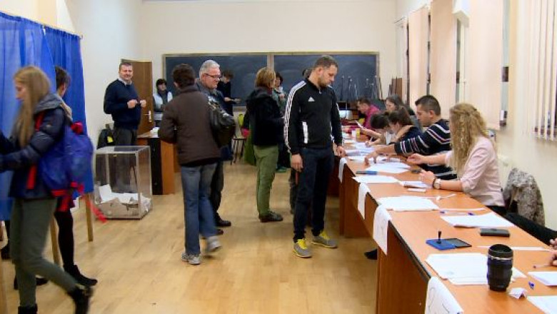 Studentii au facut iar coada pentru a vota Imagine