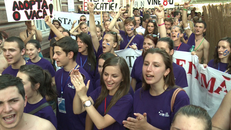 Studentii au iesit in strada la Timisoara: Asta-i doar inceputul! Tinerii, cu... vaca la protest Imagine
