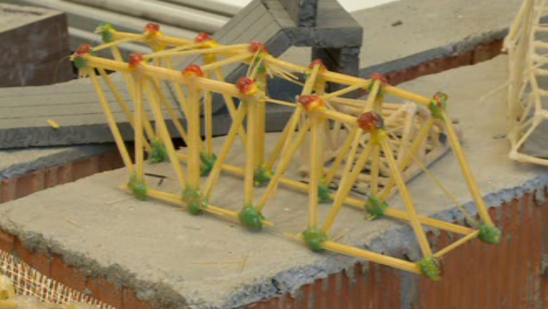 Studentii de la Constructii se intrec intr-un concurs de...poduri de spaghete Imagine