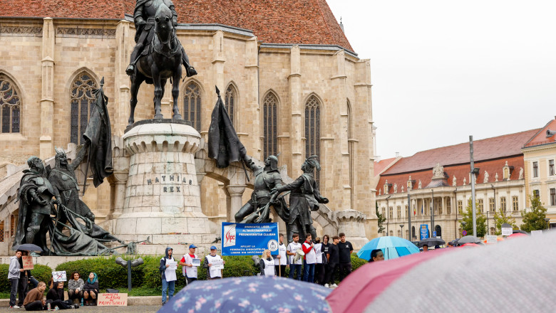 Studentii de la o facultate din cadrul UBB reclama ca au fost mutati abuziv in afara orasului Cluj-Napoca. Ce le raspunde Universitatea Imagine