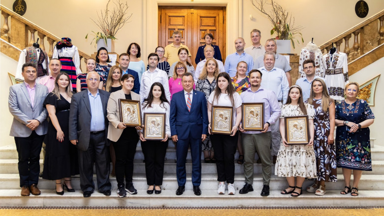 Studentii de nota 10 de la ASE, premiati cu icoane Imagine