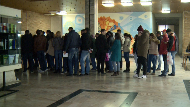 Studentii din Iasi au stat si cate o ora la rand ca sa voteze Imagine