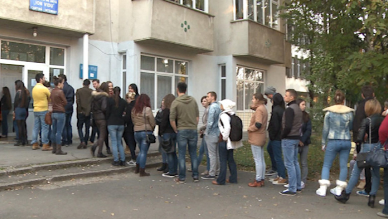 Studentii, la coada pentru vot Imagine