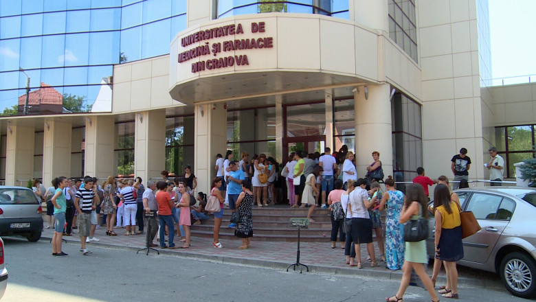Studentii medicinisti se pregatesc pentru rezidentiat. La Craiova s-au inscris peste 500 de candidati Imagine