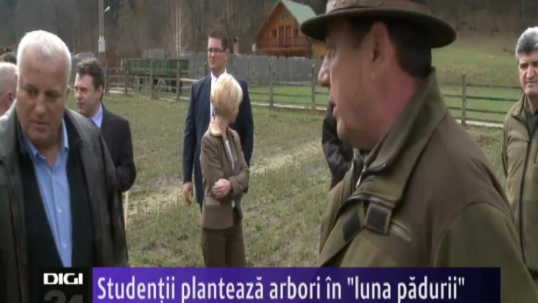  Studentii planteaza arbori in "luna padurii" Imagine