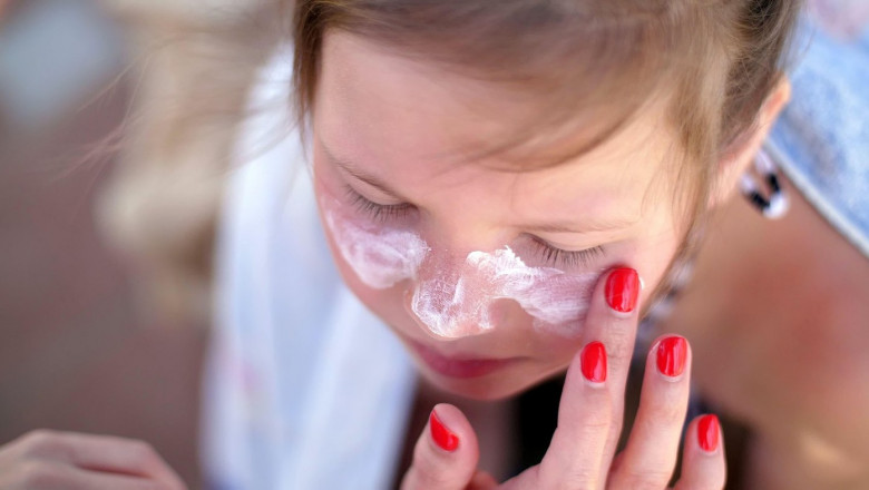 Studiu: Copiii care folosesc creme hidratante si lotiuni de plaja sunt expusi la niveluri mari de ftalati care le perturba hormonii Imagine