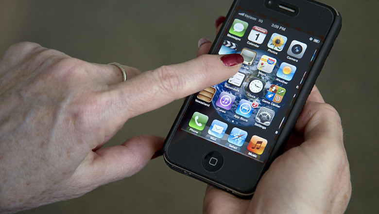 STUDIU GOOGLE. Numarul romanilor care detin un smartphone s-a triplat intr-un an Imagine