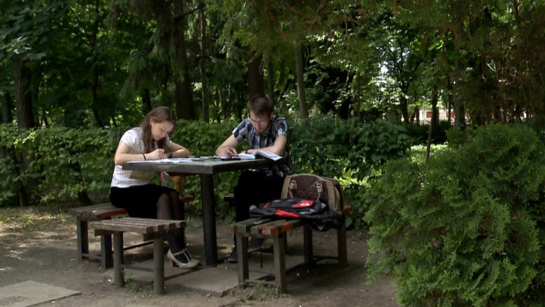 Studiu in aer liber, la Iasi. Multi tineri prefera sa invete in parc Imagine