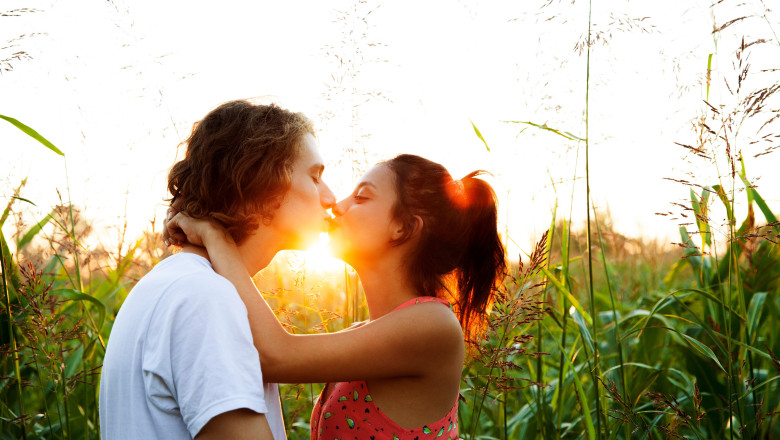Studiu: Sarutul romantic are o „vechime” de cel putin 4.500 de ani Imagine