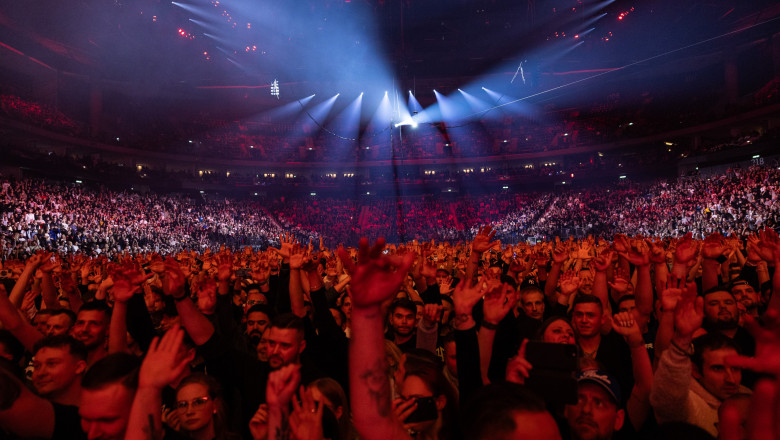 Studiu: Versurile cantecelor au devenit mai simple si mai repetitive in ultimii 40 de ani Imagine