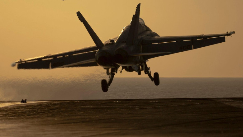 SUA au distrus mai multe drone si rachete ale rebelilor houthi din Yemen, care urmau sa fie folosite impotriva navelor din Marea Rosie Imagine