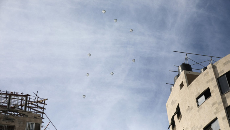 SUA au lansat din avioane primele ajutoare pentru palestinienii din Fasia Gaza Imagine