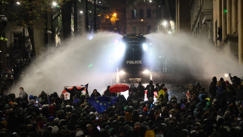 SUA condamna „folosirea excesiva a fortei” impotriva protestatarilor din Georgia. Politia a folosit tunuri cu apa si gaze lacrimogene Imagine