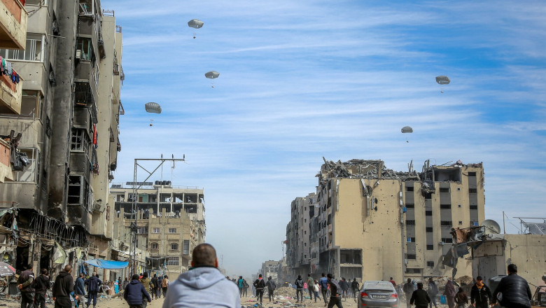 SUA „vor continua” sa lanseze ajutoare umanitare din avioane in Fasia Gaza, desi Hamas spune ca aceste operatiuni omoara oameni Imagine