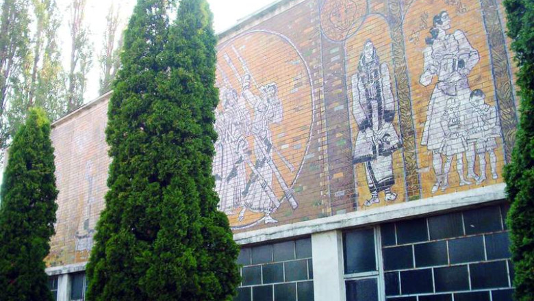 Suceava. 100.000 lei daune pentru distrugerea unui mozaic ce elogia industrializarea socialista Imagine