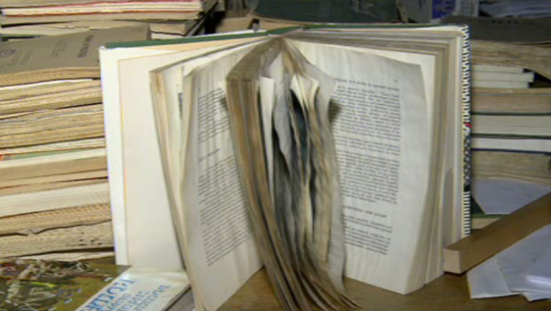 SUCEAVA. Carti de rare din colectia Bibliotecii Judetene, distruse de apa de ploaie  Imagine