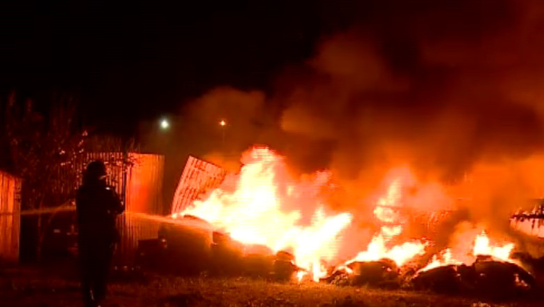 SUCEAVA. Depozit de anvelope facut scrum. Trei pompieri au avut nevoie de ingrijiri, dupa ce s-au intoxicat cu fum Imagine