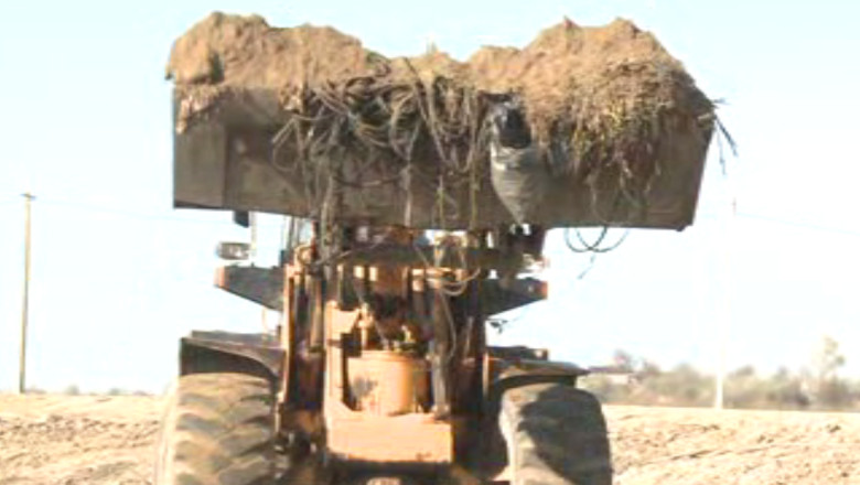 SUCEAVA. Deseuri de la o fabrica de cauciucuri, ingropate in albia unui rau Imagine