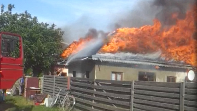 SUCEAVA. Doua case au fost mistuite de foc Imagine