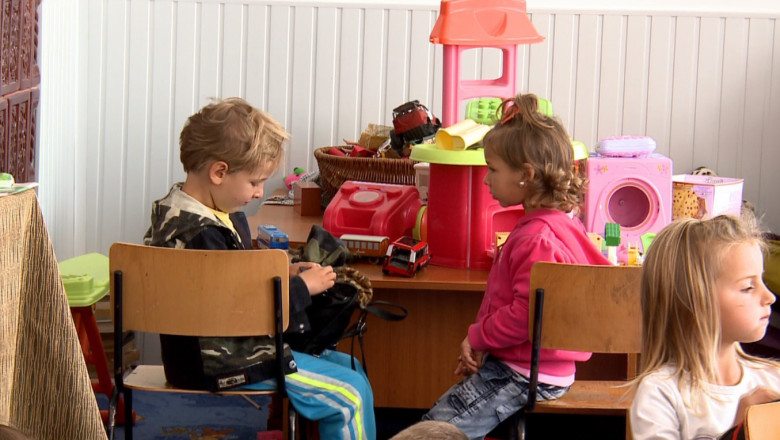 SUCEAVA. Gradinita in cladirea birtului. Prescolarii sunt nevoiti sa imparta toaleta cu clientii barului Imagine