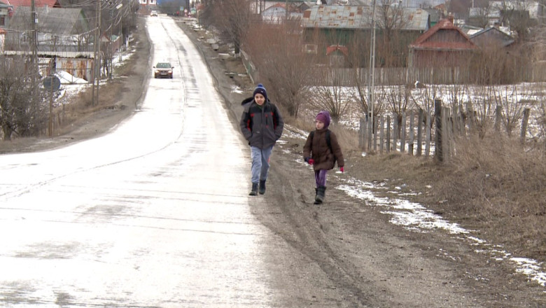 SUCEAVA. La scoala prin ger. 19 microbuze scolare promise de autoritati nu au ajuns la elevi Imagine
