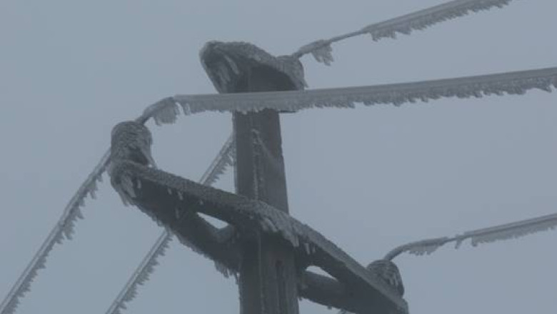 SUCEAVA. Mii de gospodarii pe intuneric si drumuri inchise din cauza vremii Imagine