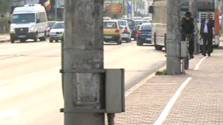 Suceava. Pista pentru biciclisti cu stalpi de iluminat si statii de autobuz Imagine