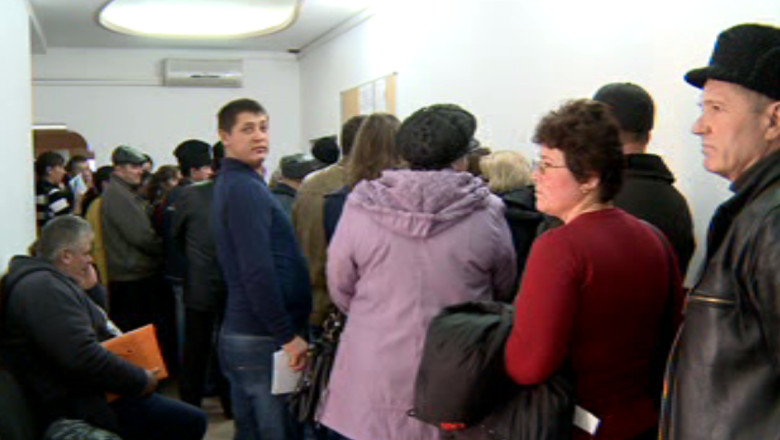 SUCEAVA. Sute de persoane stau si opt ore la rand la ghiseele CJAS pentru adeverintele de asigurat Imagine