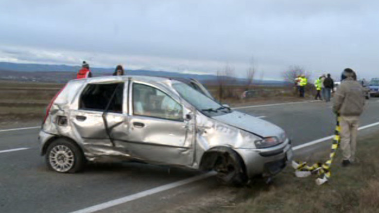 SUCEAVA. Trei copii raniti intr-un accident dupa ce mama lor a intrat in depasire fara sa se asigure Imagine