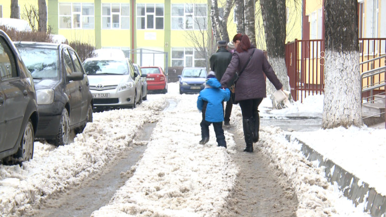 SUCEAVA. Trotuarele si aleile care duc spre scoli si gradinite sunt acoperite cu zapada Imagine