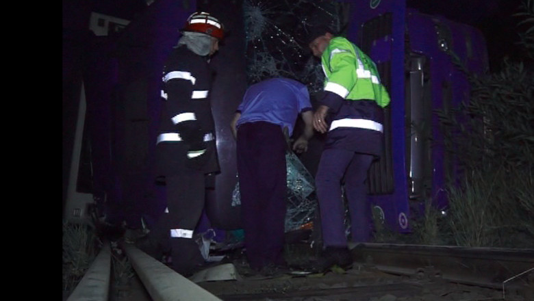 SUCEAVA. Un tir s-a rasturnat pe calea ferata. Traficul feroviar a fost blocat timp de trei ore Imagine